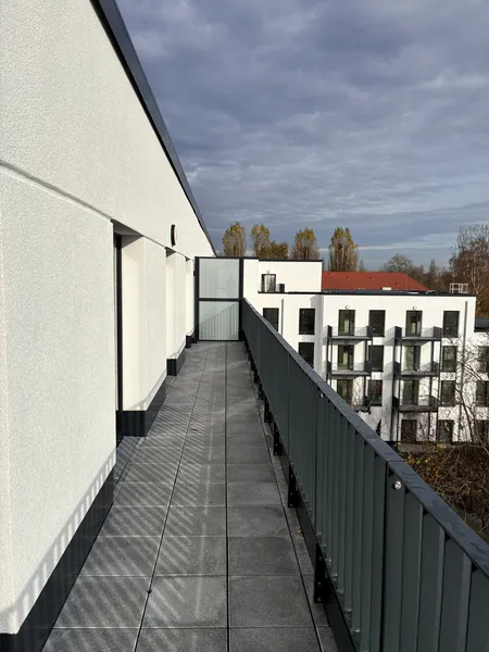 Neubau-Dachgeschoss mit Einbauküche und Terrasse — photo 1